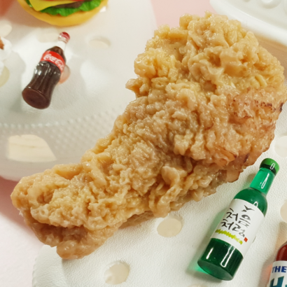 음식 치킨 통삼겹 삼겹살 햄버거 프렌치후라이 계란후라이 소맥 콜라 소주 맥주 새우튀김 A갈비 소맥 크록스 입체 악세사리 실내화 뱃지 꼬다리 파츠 장식