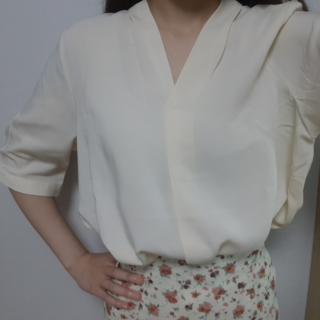 미스틱앤코 반팔 브이넥 블라우스