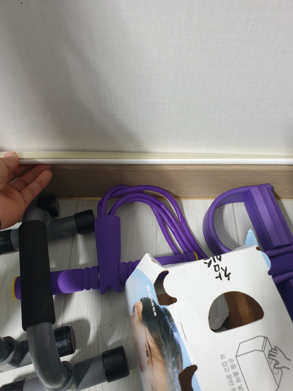 엘트리 벽지패턴 전선몰드 엠보싱