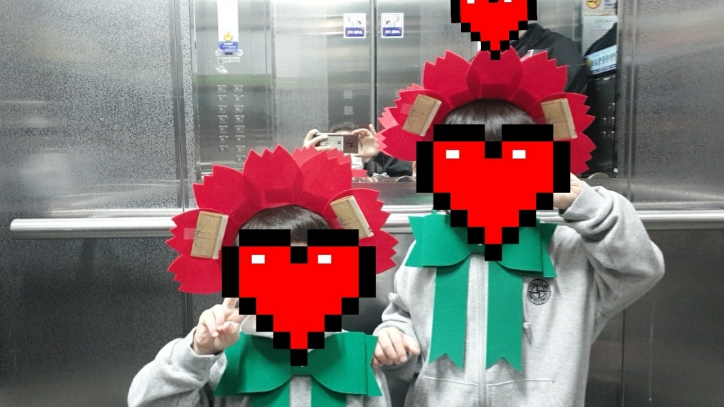 카네이션 머리띠 완제품 어버이날 스승의날 가정의달 어린이집 인간카네이션 대왕카네이션 사람카네이션