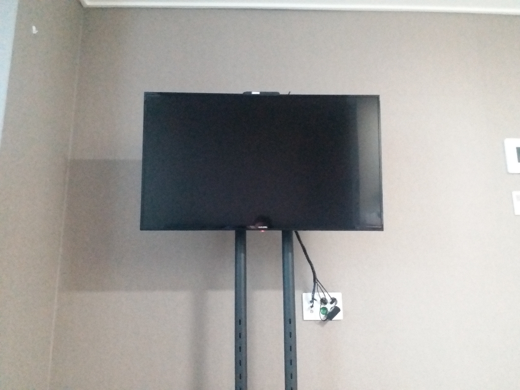 루컴즈 4K UHD ED TV