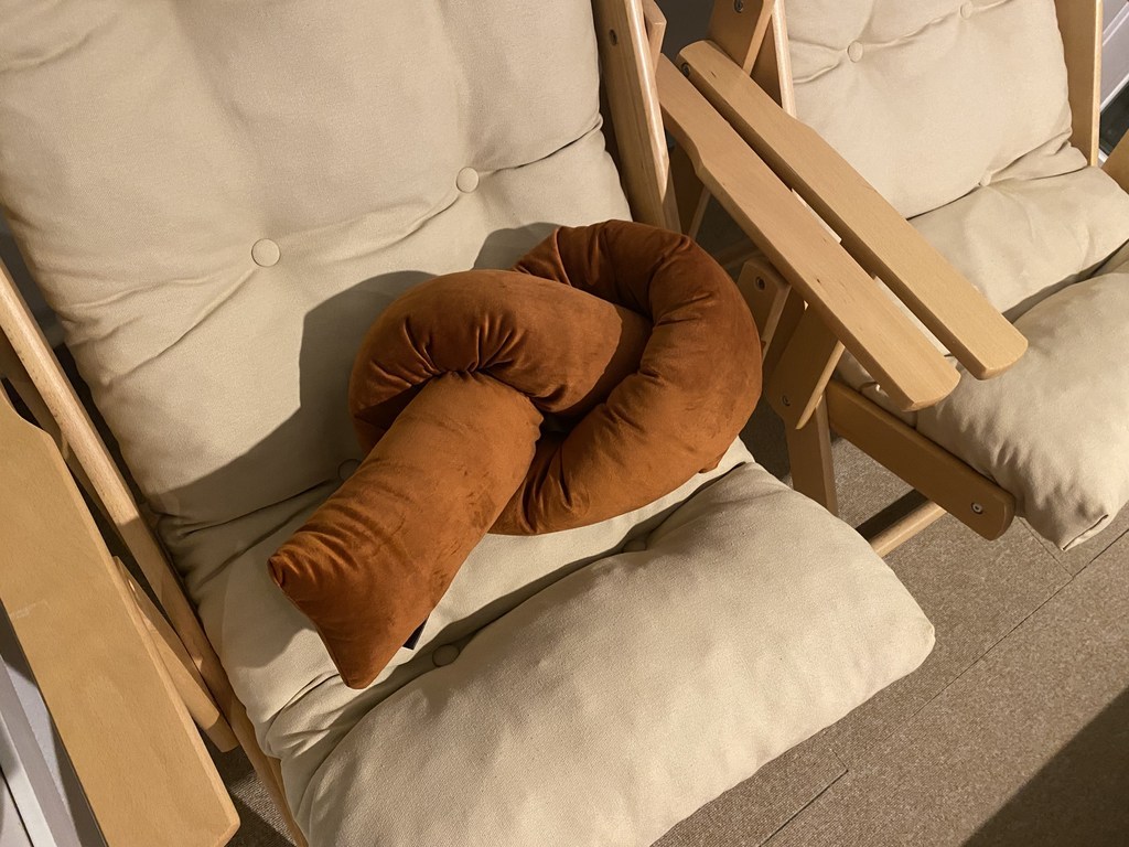 모모 일자 롱 바디필로우 꼬임 매듭 쿠션