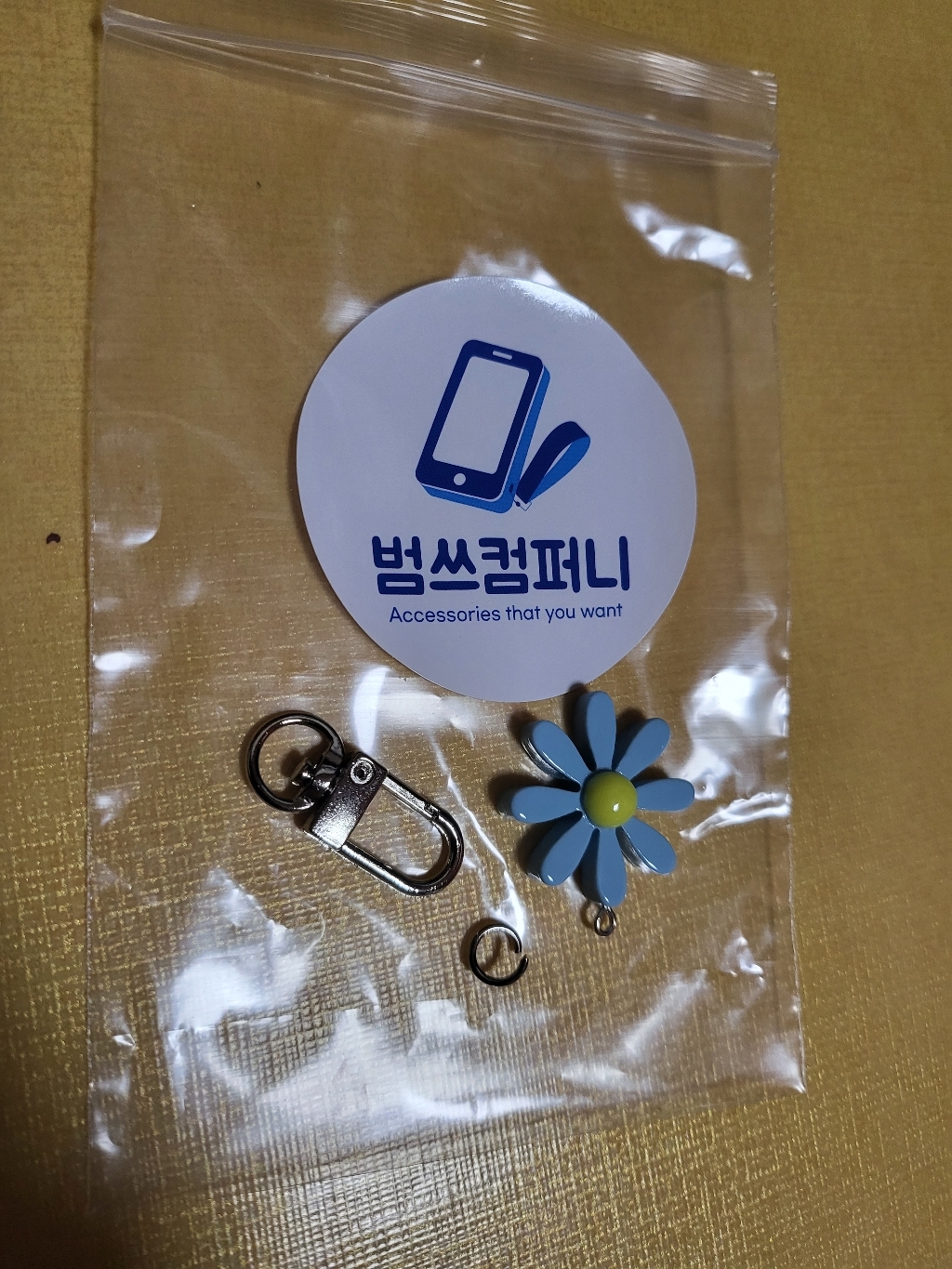 범쓰컴퍼니 데이지 플라워 핸드메이드 아크릴 에어팟 키링 액세서리 z플립 휴대폰키링