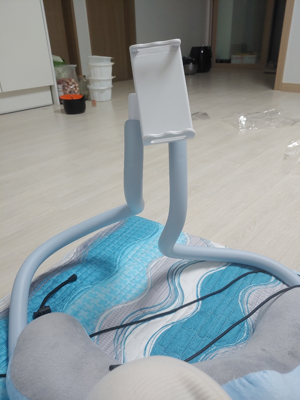 젤리피쉬 목베개 핸드폰거치대 침대 자바라 휴대용 목걸이 스마트폰 목 거치대