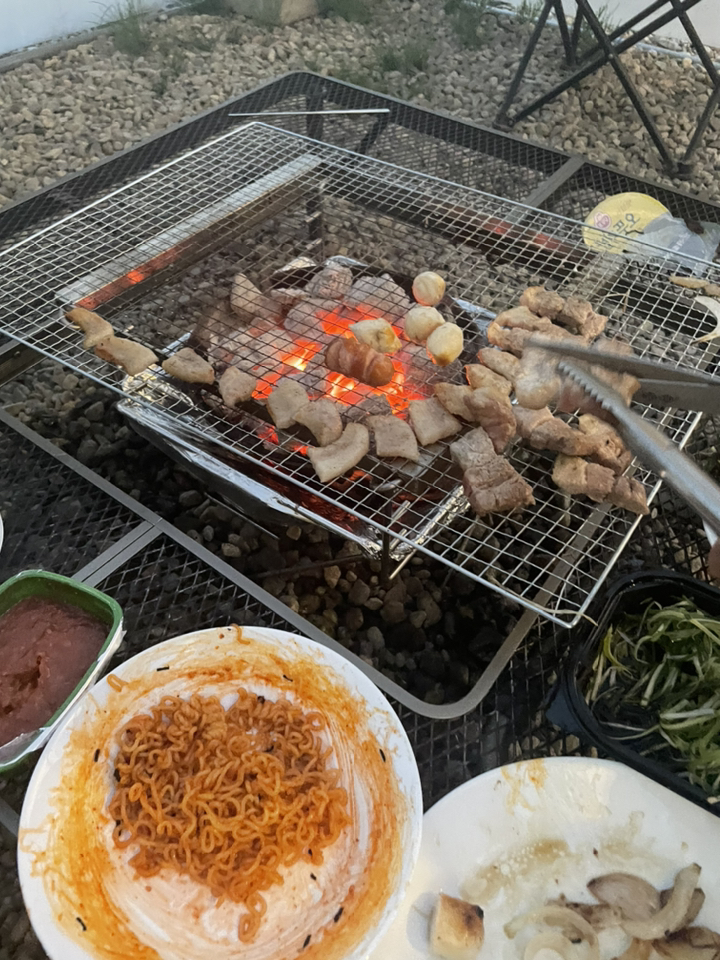 모아미트 캐나다산 보리먹인 암퇘지 삼겹 항정살 반반 구이용