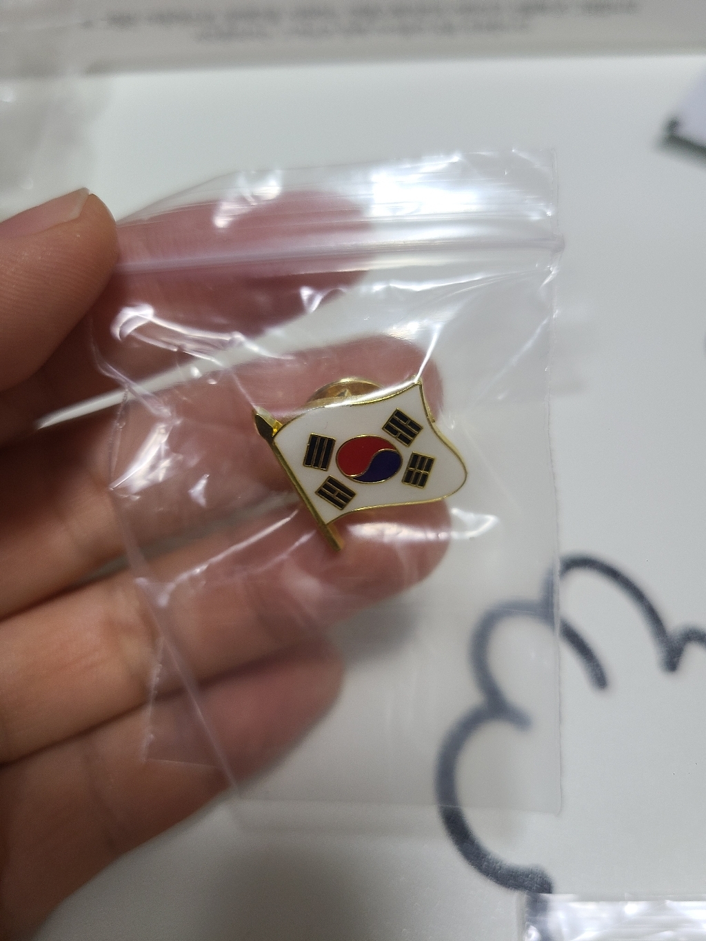 휘날리는 태극기 뱃지 뱃지 선물