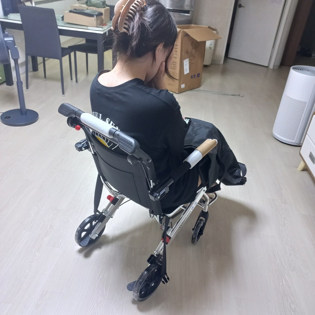 경량 휴대용 접이식 노인용 알루미늄 휠체어