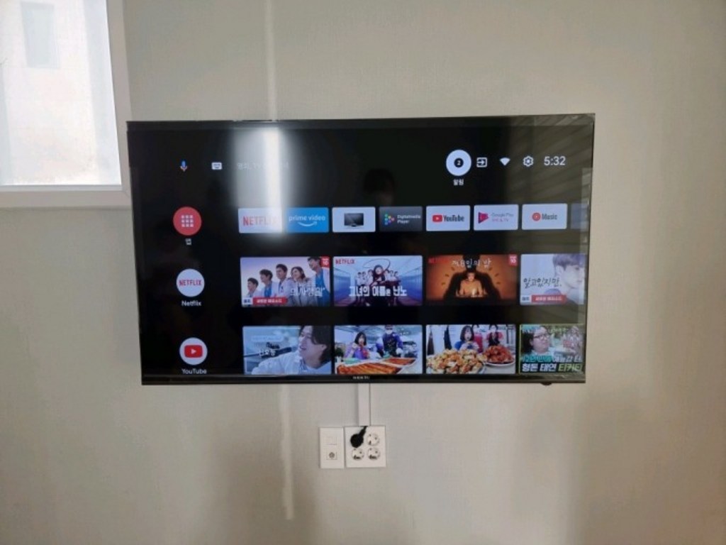 삼성패널 중소기업 스마트티비 43인치 UHD 4K TV  ED 스탠드형 벽걸이 가능 자가 설치 방문 설치 넷플릭스 유튜브