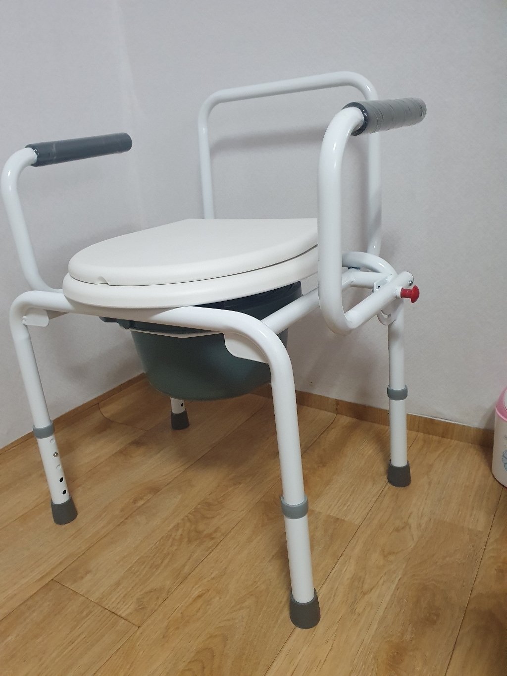메디코 이동식 팔걸이 스윙 환자용 변기 K-205