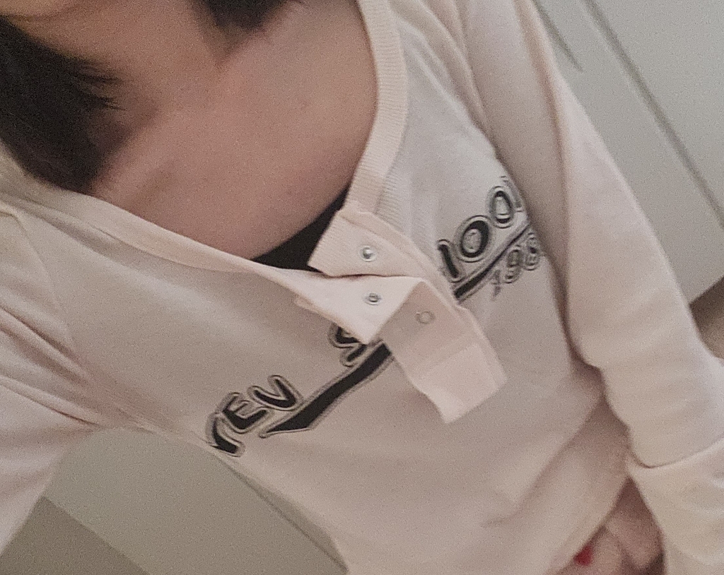 비비에모 여성용 레터링 버튼 슬림핏 크롭 티셔츠 00831