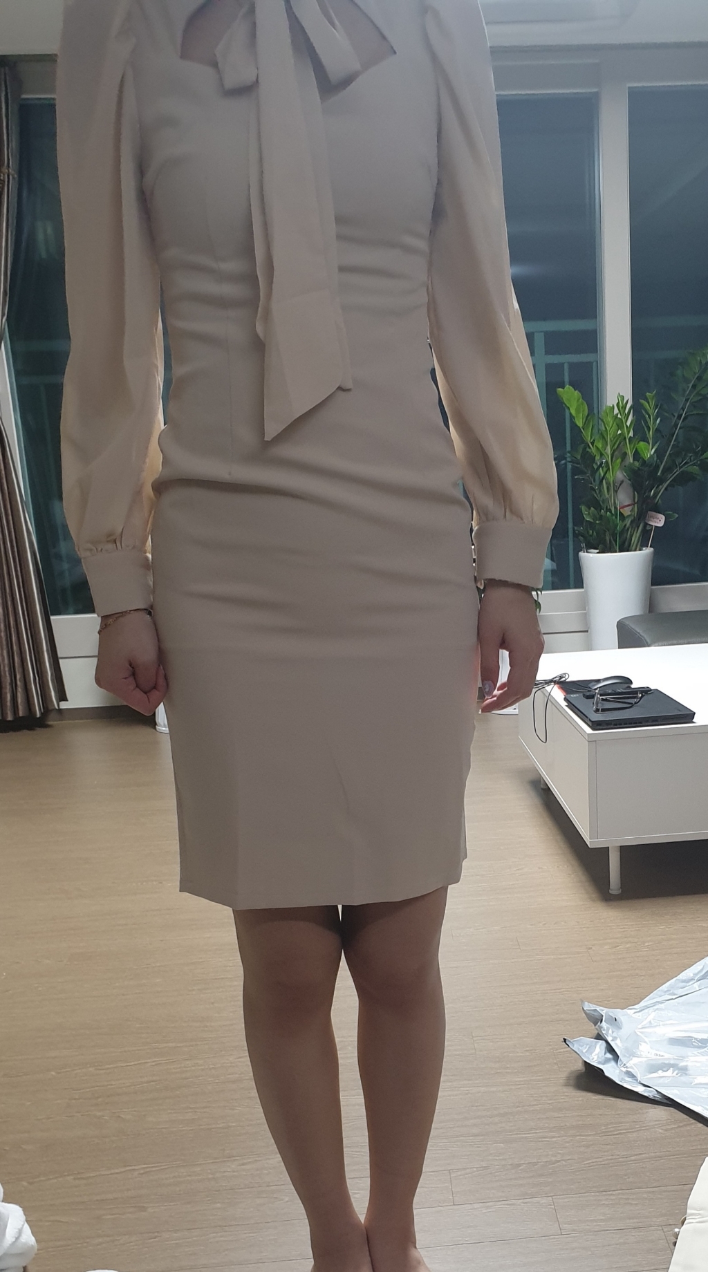 비비에모 리본타이 시스루 셔링 슬림핏 미디 원피스 00824
