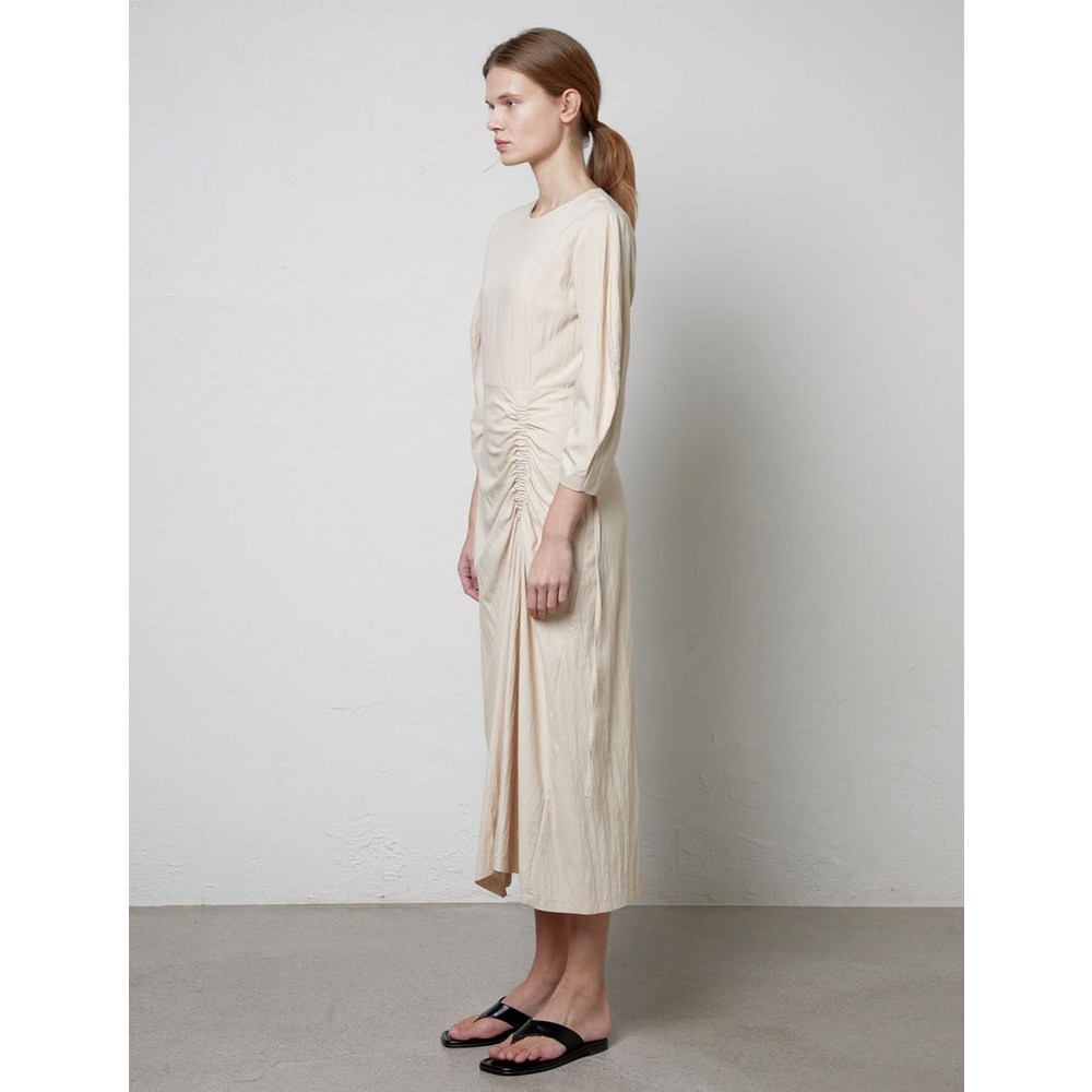 우아한 실루엣을 자랑하는 베이지 원피스