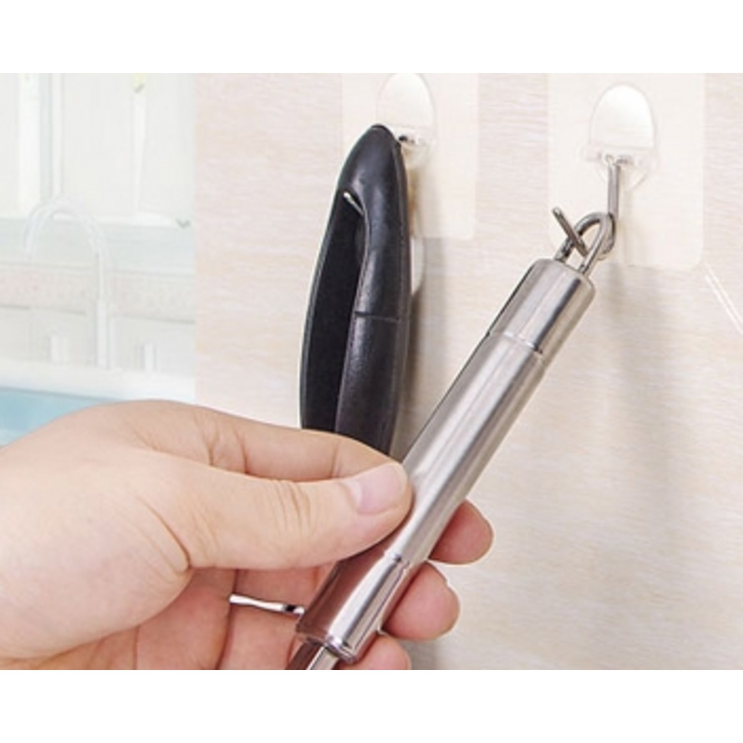 집안 물건을 질서 있게 정리하는 다목적 접착형 걸이