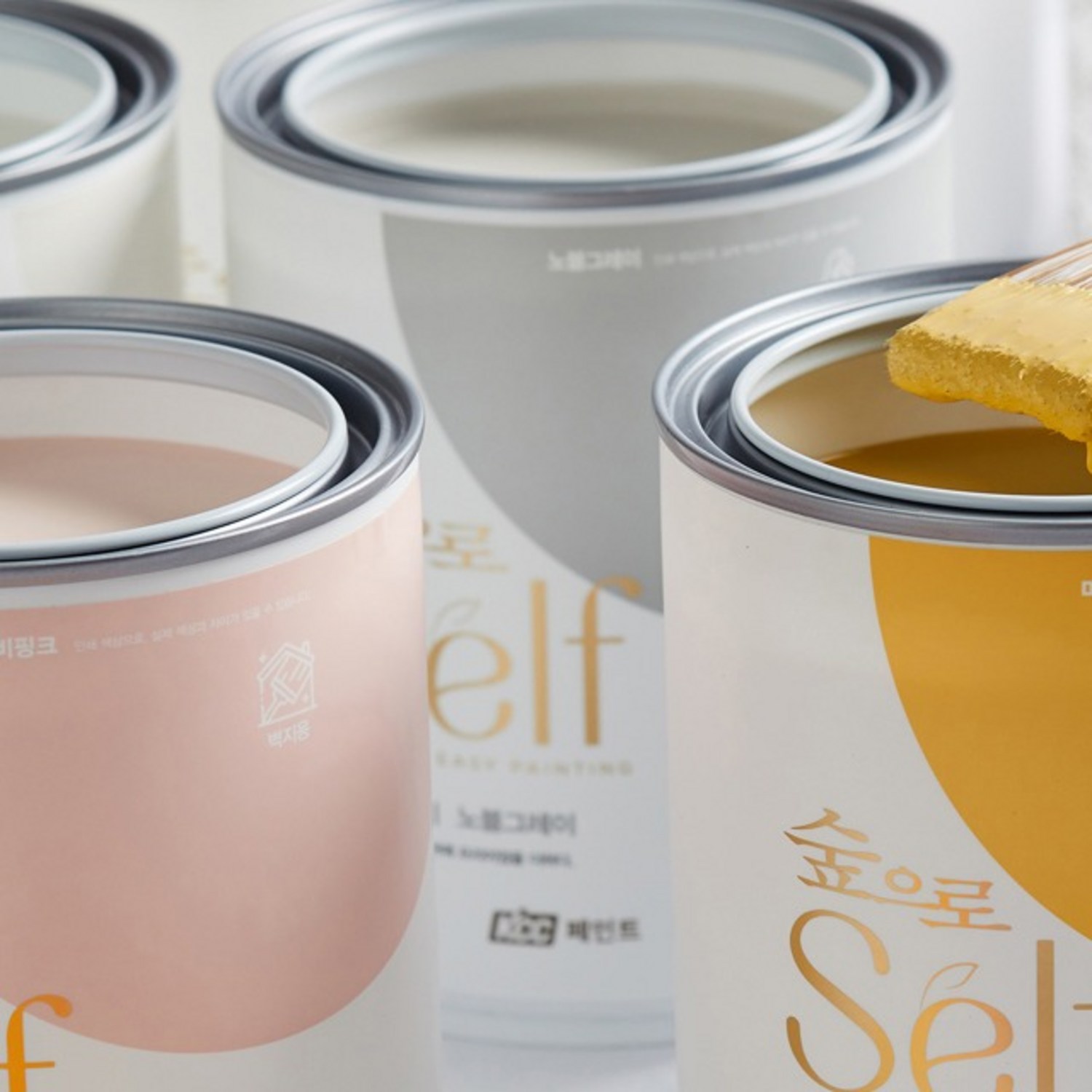 목재 표면에 생기를 불어넣는 고품질 수성 페인트