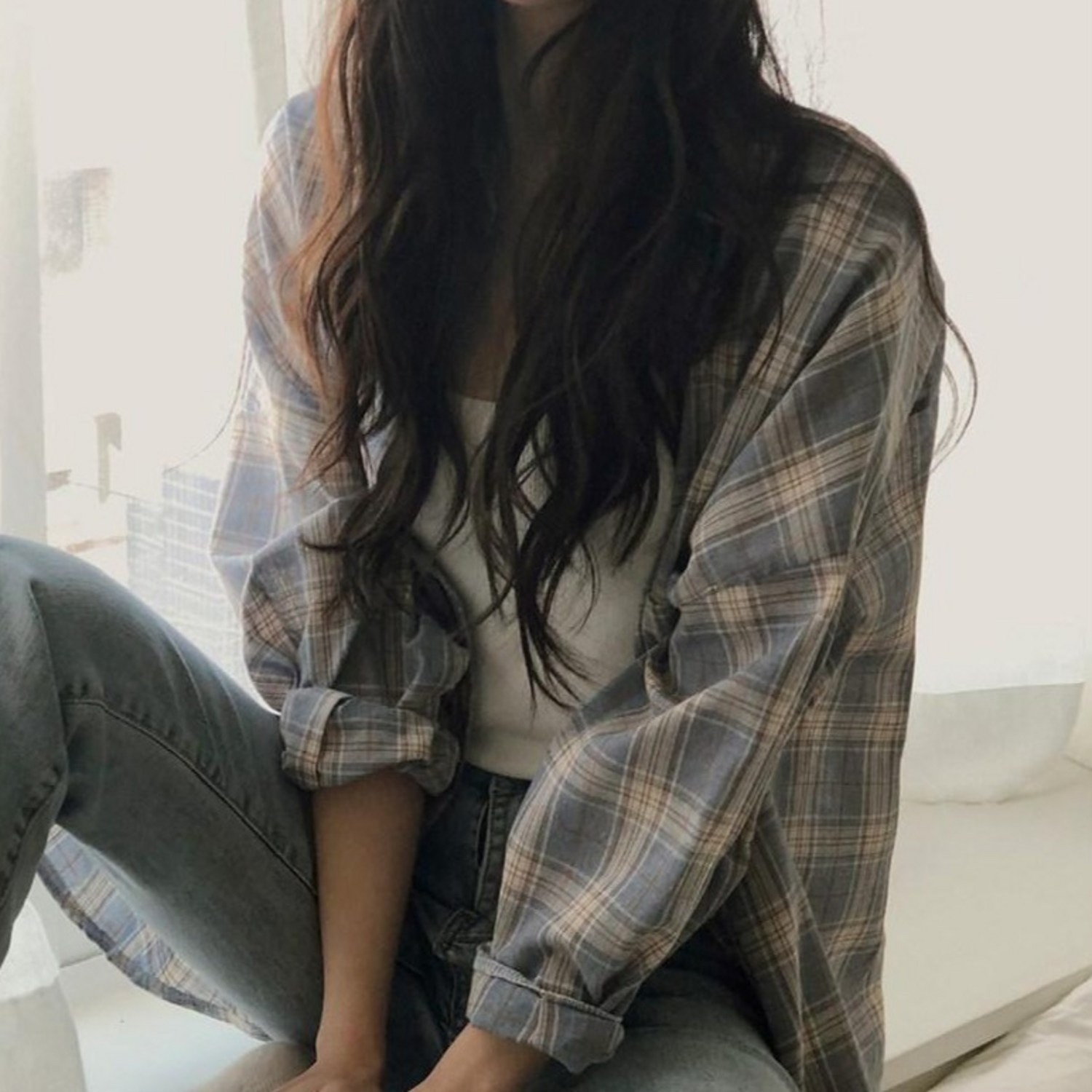 봄날의 산뜻함을 담은 프롬미스 오버핏 체크셔츠로 스타일을 완성하세요.