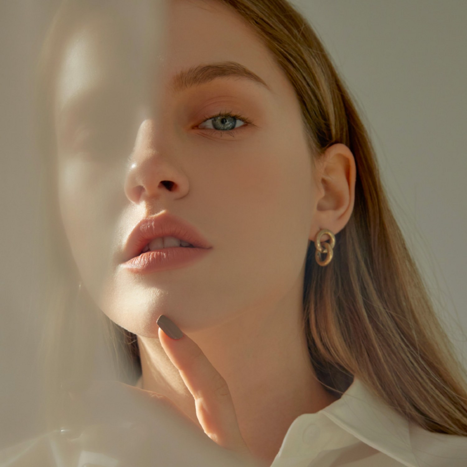 매혹적인 컬러와 편안한 발림감으로 화려한 입술 연출