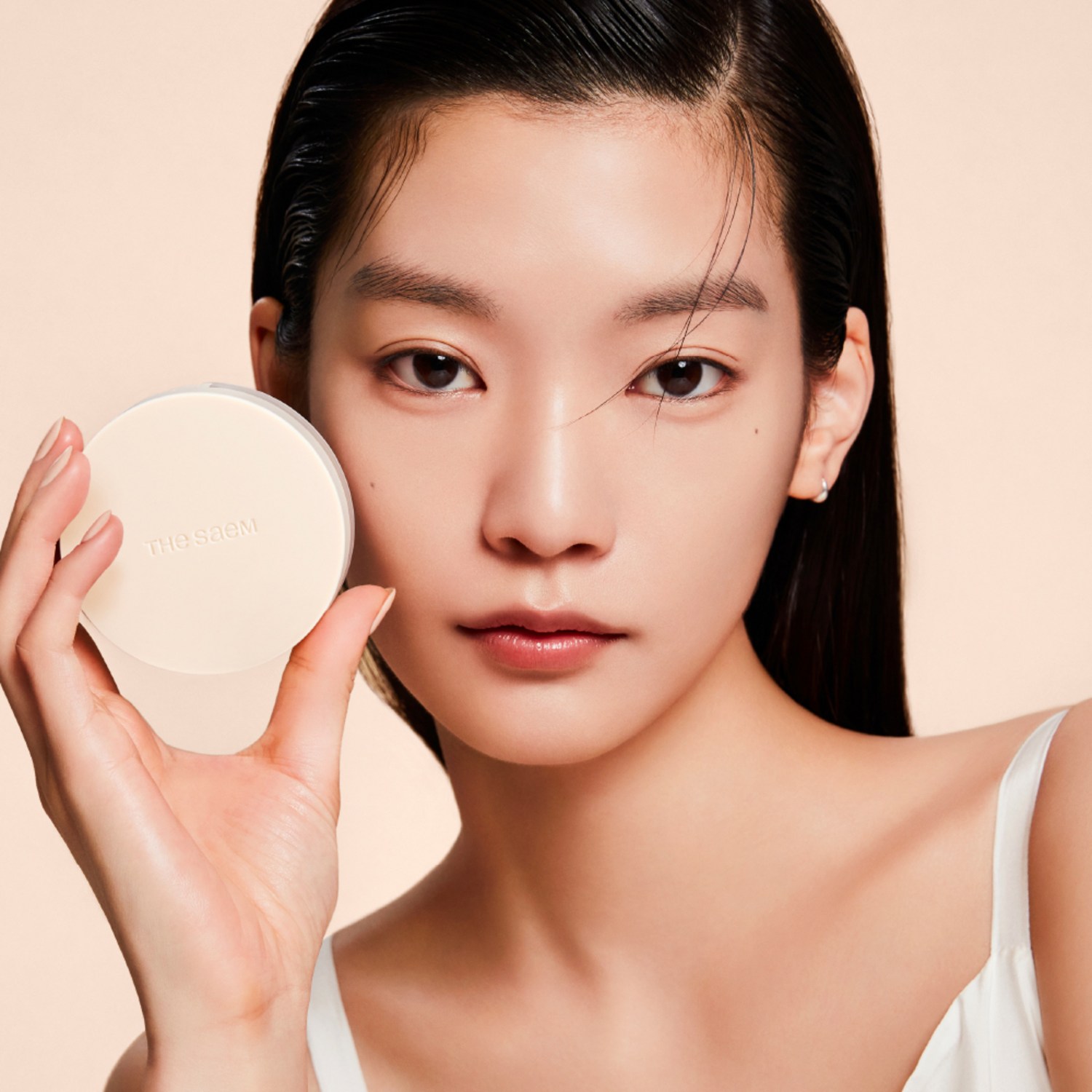 하루 종일 화사한 메이크업을 선사하는 더샘 커버 퍼펙션 컨실러 쿠션 리뉴