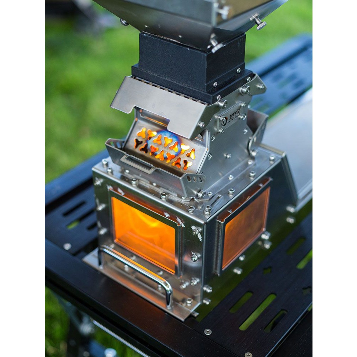 따뜻함과 낭만이 가득한 캠핑, 펠릿난로 연료통으로 완성하세요.