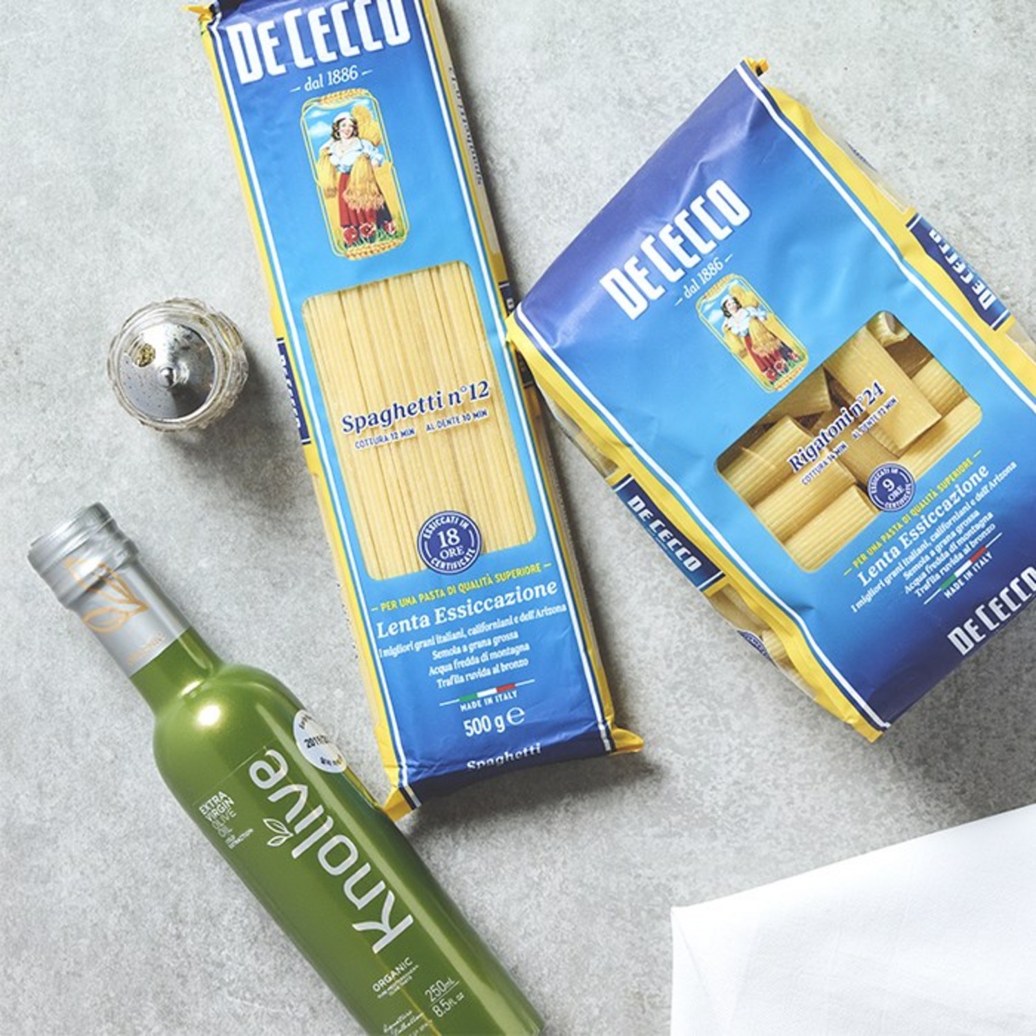 햇살 머금은 황금빛 풍미, 널리브 아르베키노 엑스트라 버진 올리브 오일로 식탁을 예술로 승화시키세요.