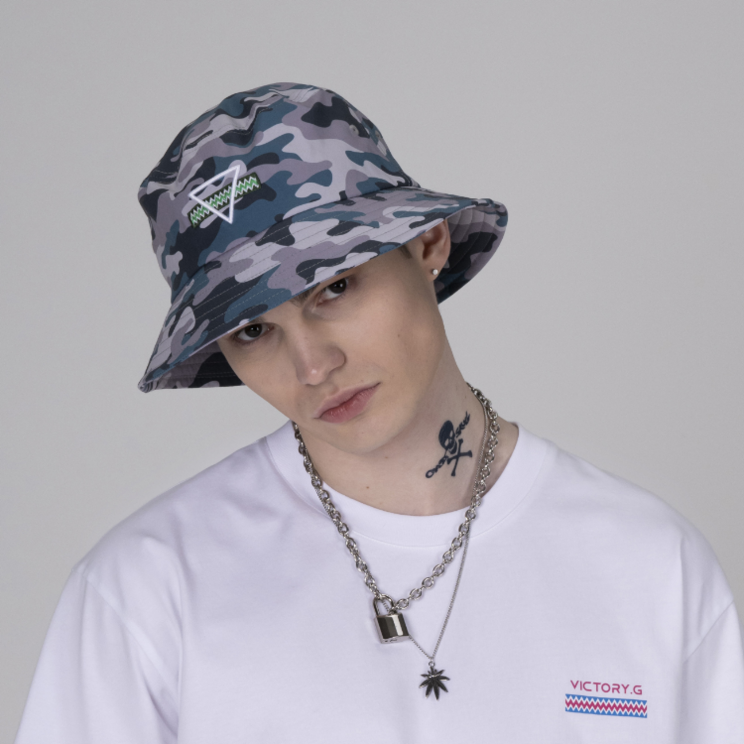 터콰이즈 빛으로 물든 자유로운 영혼을 위한 밀리터리 스타일