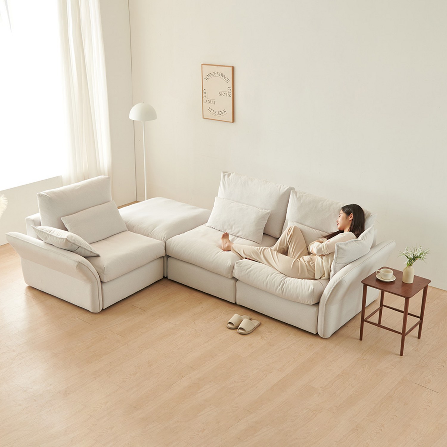 구름 위를 걷는 듯한 행복, 이노센트 하늘 구스 소파로 완성하세요.