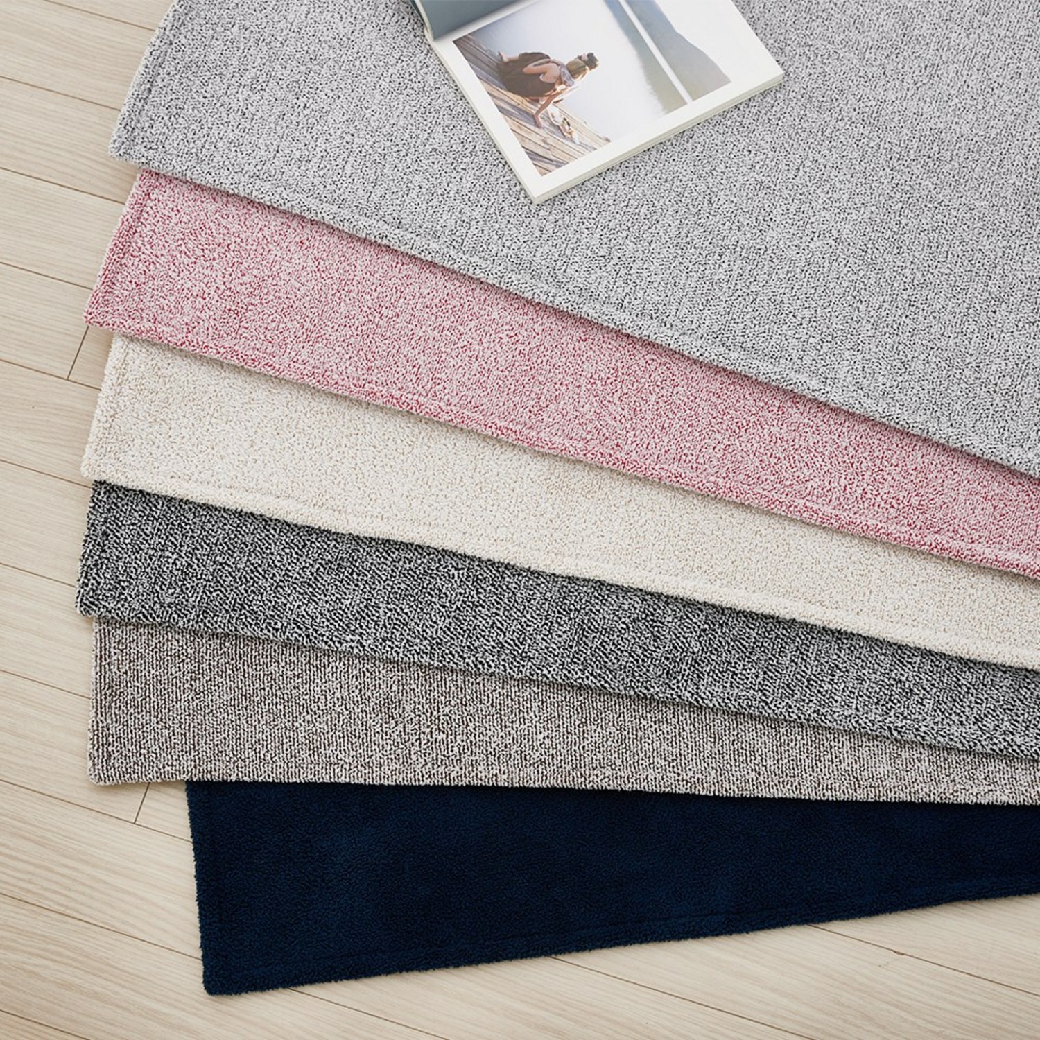 세련된 디자인과 실용성을 겸비한 모몽 러그