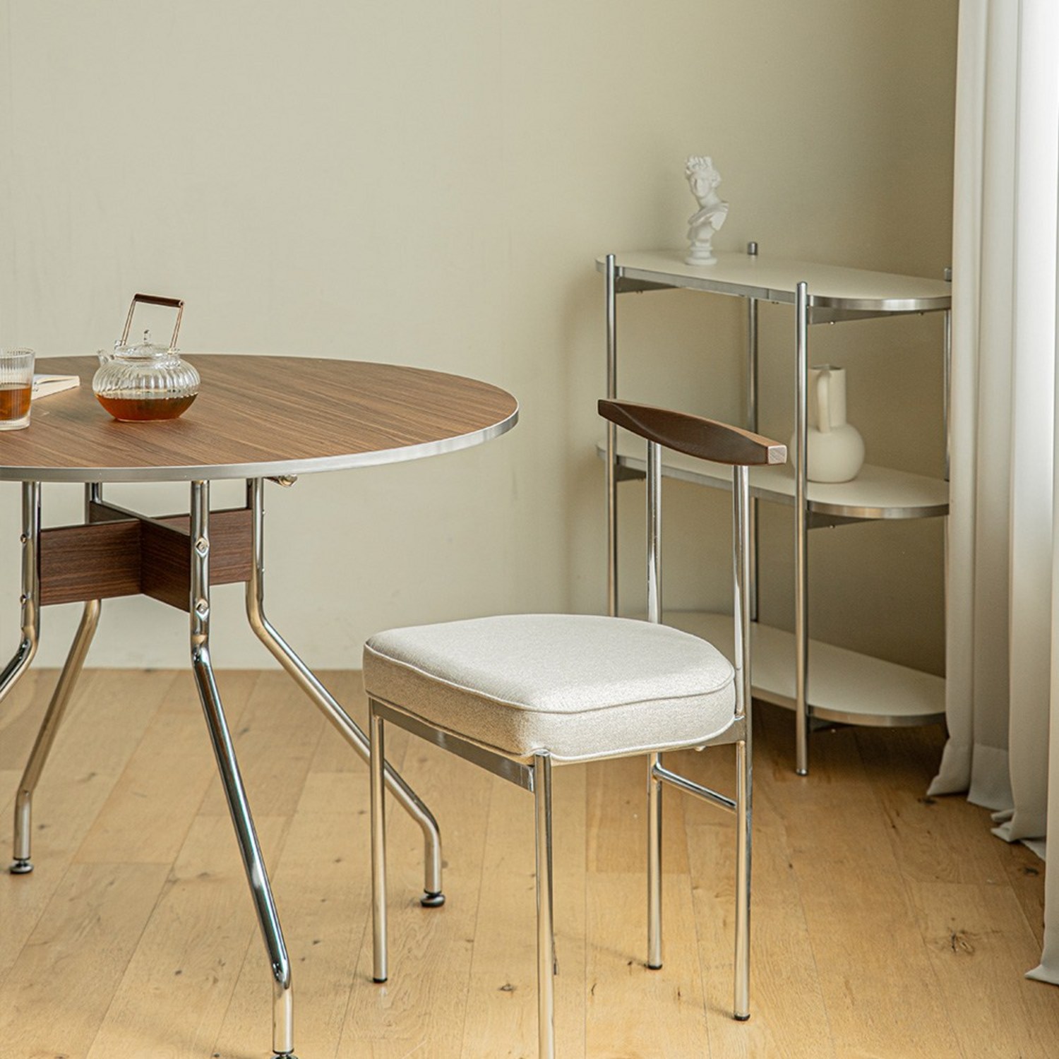 가성비 좋은 미니멀한 스타일의 고트 원형 테이블 1200