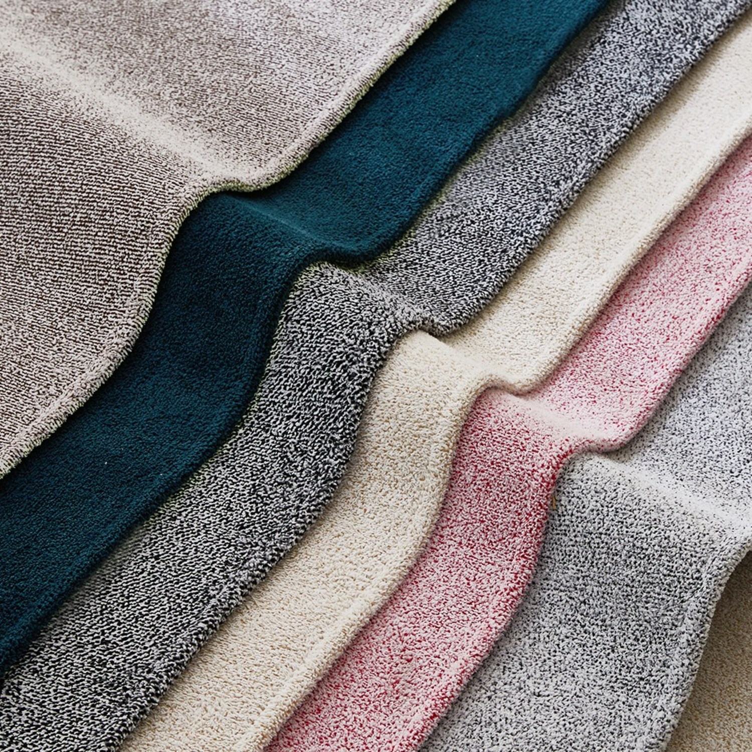 세련된 디자인과 실용성을 겸비한 모몽 러그