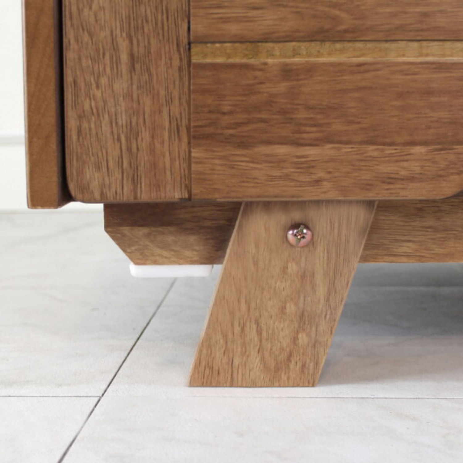 빈티지 매력과 편안함을 위한 소피아 투서랍 800 옷장