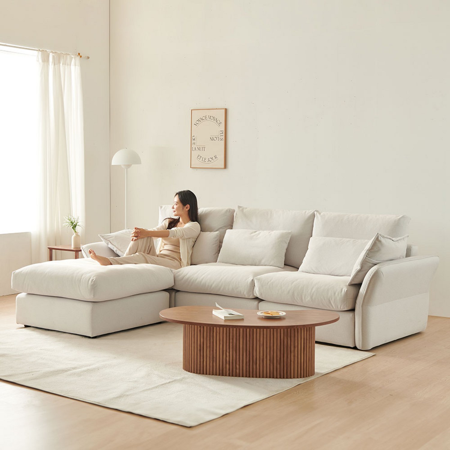 구름 위를 걷는 듯한 행복, 이노센트 하늘 구스 소파로 완성하세요.