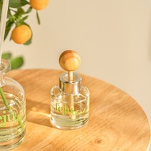 고급 차량용방향제 명품 새차선물 모먼트 씨티 우드볼 자동차디퓨저 40ml Jeju_제주(그린), 1개, 페어 프리지아 (감미로운 과일향)