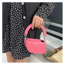 20대여자 일상룩 유니크 명품핸드백 명품여성핸드백