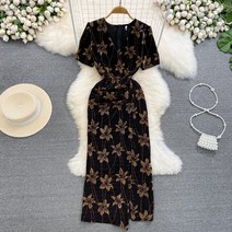 여름 부드러운 바람 빈티지한 느낌의 반팔 브이넥 파마 골드 허리 걷어 날씬해 보이는 중장형 트임 백힙 원피스녀