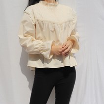 다나나나 프릴넥 핀턱 요크셔링 레이스 A라인 블라우스