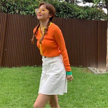 오렌지색니트 라운드 코디 귤색 긴팔 상의 20대
