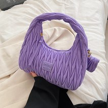 디자인 감각의 스몰 크라우드소싱 여성 여름 2022년 신상품 패션 플리츠 하프 문 룩 백