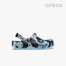 크록스 키즈 클래식 스프레이 카모 클로그 볼넓은 신발 블루 멀티 CROCS 208261