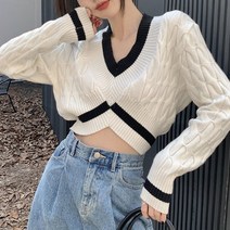 [랜덤플레이] 캠퍼스룩 브이넥 크롭 꽈배기 배색 니트