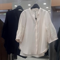 아르떼 트임이 있는 브리넥 5부소매 펀칭 블라우스