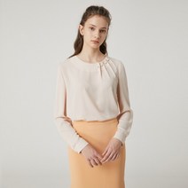 [플라스틱아일랜드] [BEIGE] 언발 넥 진주 라운드넥 블라우스 PL7WB261