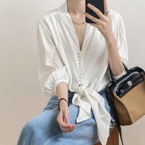 도니와 여성 브이넥 어깨셔링 콩단추 예쁜블라우스 허리묶는스타일 봄블라우스 여름블라우스 직장인블라우스 데이트룩 소개팅룩 리조트룩 허리끈블라우스 데일리룩 출근패션 피크닉룩 흰블라우스