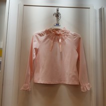 쁘띠앙팡 예쁜 레이스달린 가을 티셔츠~ 원피스랑 매치해서 입기 굿~ 가격은 9900원~~ (2001안양점)
