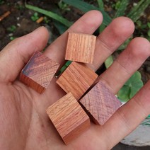 DIY 제작용 가로세로 2cm 나무토막 큐브 월넛 느티나무 조각 퍼즐 목재 정육면체 5개 묶음 (미채색), 자단 5개
