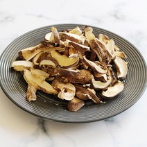 건나물 골라담기 취나물 시래기 고춧잎 곤드래 표고버섯 고구마순 건호박 건토란대 가지 무말랭이 고추부각 고사리 백목이버섯 피마자 궁채 건고구마순 표고버섯 다래순 흑목이버섯, 표고버섯_슬라이스_중국산, 100g, 1개