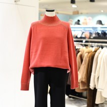 꼼빠니아 네크라인과 소매 밑단에 배색 골지 디테일로 포인트를 준 니트입니다. ***루즈핏 터틀넥 배색 니트***