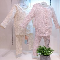 아가방 부평점 !! 22년신상~꽃나염지의 쫄 스타일 내의#잔잔한 꽃무늬가 잔잔한 컬러와 어우러져 마치 정원속 꽃을 보는 느낌#쫄티 처럼 #따뜻하고 속옷으로 입어도 겉옷 핏이 멋있다