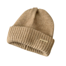 어디에나 잘 어울려 보이게 하는 작은 니트 모자