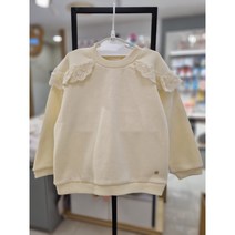 아가방[동아쇼핑점]겨울이월할인 여아 기본이너티셔츠 * 외출복/ 활동복 어린이집 등원룩* 기모티셔츠 / 두껍지않은 가벼운느낌의 착용감 어깨레이스프릴의 러블리한 티티레이스티셔츠