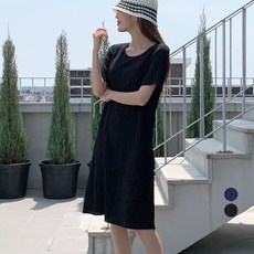 Afinar 女款圓領褶中長洋裝, 黑色