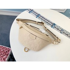LV. M44812 BUMBAG Monogram 힙색 베이지.